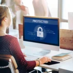 Cyberbezpieczeństwo w pracy zdalnej – pracownik przy komputerze w domowym biurze