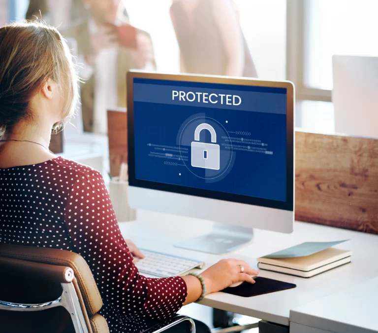 Cyberbezpieczeństwo w pracy zdalnej – pracownik przy komputerze w domowym biurze