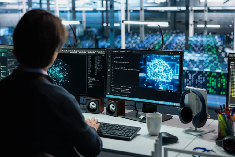 Programista analizujący model sztucznej inteligencji na ekranach komputera