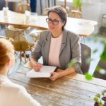 Osoba przeprowadza rozmowę rekrutacyjną z kandydatką.