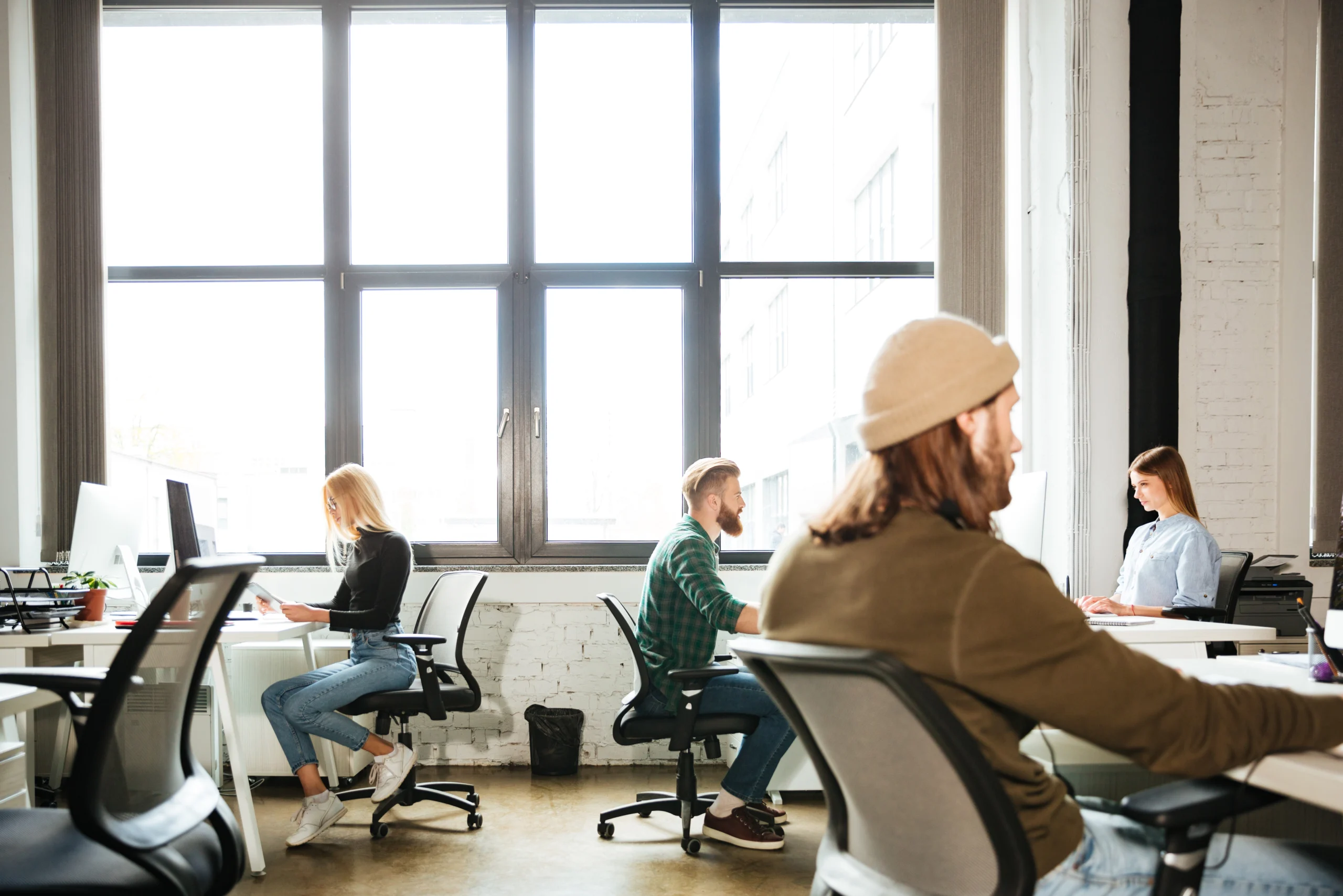 Osoby pracujące zdalnie w coworking.